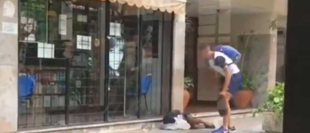 El maravilloso gesto de un jugador argentino con un nene de la calle