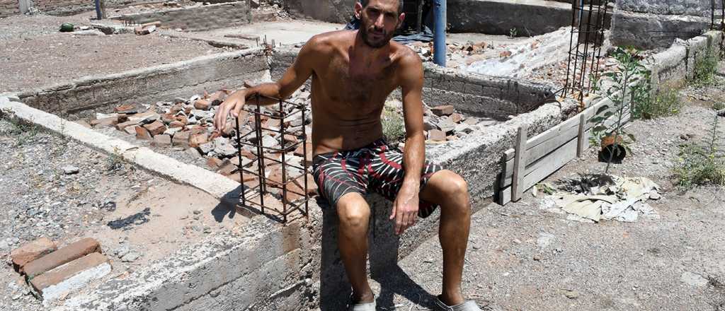 Sin escrúpulos: Pereg posó sobre la fosa donde enterró los cadáveres
