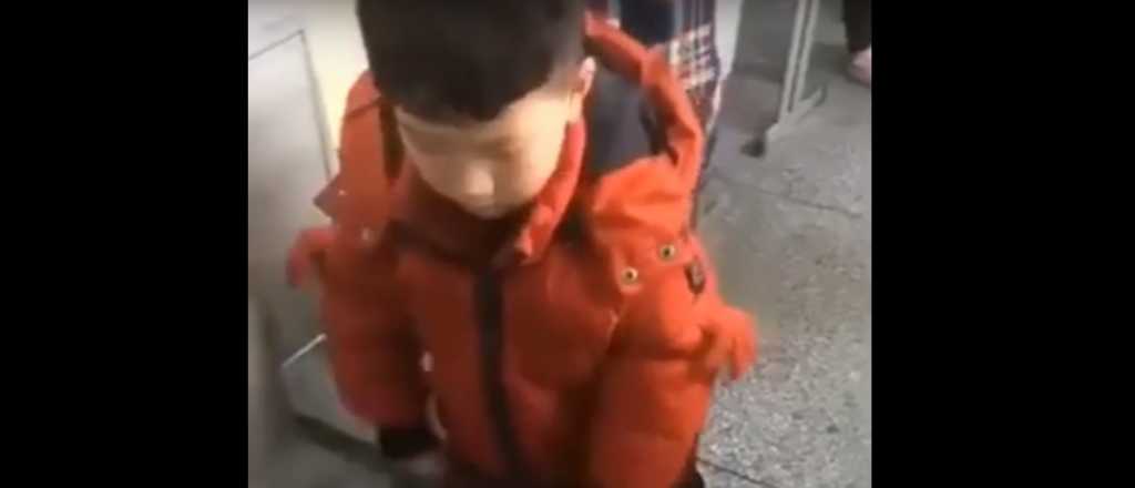 Video: un nene mostr&oacute; la forma m&aacute;s pr&aacute;ctica de poner la bolsa de la basura