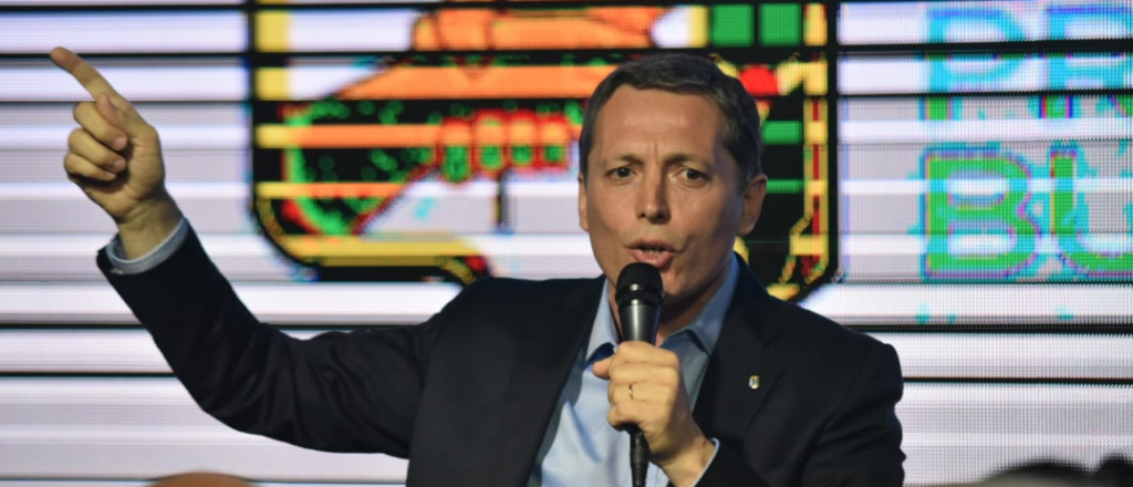 Intendente bonaerense pidi&oacute; las renuncias de Alberto y M&aacute;ximo al PJ