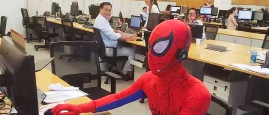 Renunci&oacute; y el &uacute;ltimo d&iacute;a fue disfrazado de Spider-man