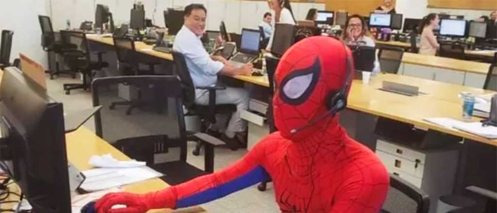 Renunció y el último día fue disfrazado de Spider-man