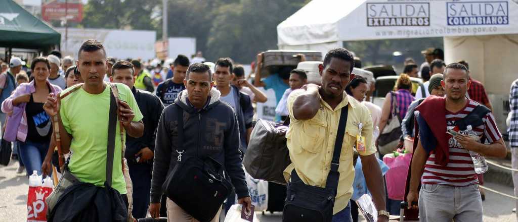 Unos 30 venezolanos inician los trámites por día para irse de Argentina