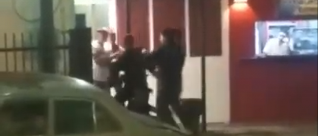 Video: feroz pelea afuera de un boliche mendocino