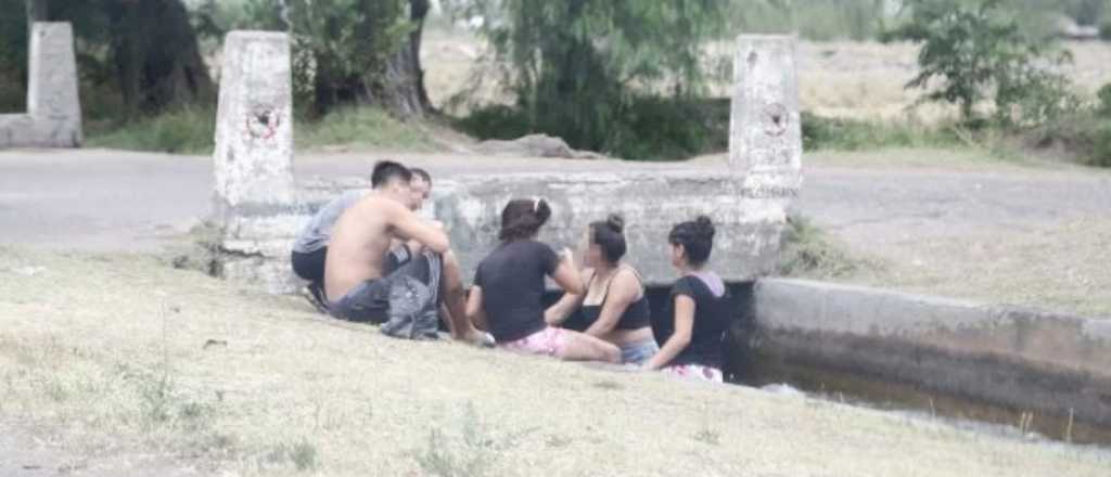 Multaron a 4 jóvenes por bañarse en un zanjón de San Rafael