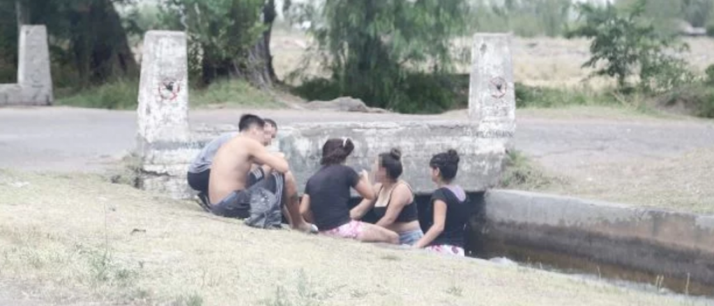 Multaron a 4 jóvenes por bañarse en un zanjón de San Rafael