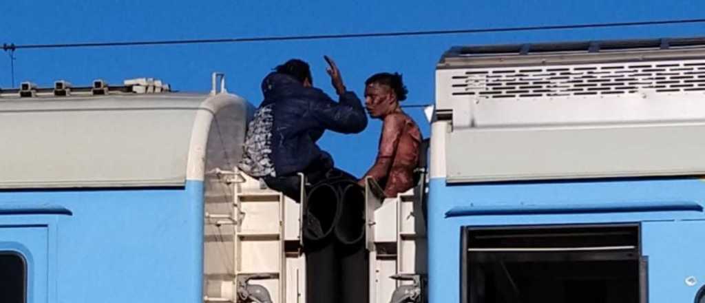 Video: un joven se coló, viajaba en el techo del tren y terminó electrocutado
