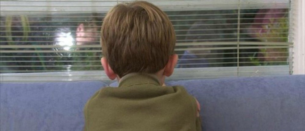 Abandonaron a un nene de 5 a&ntilde;os y buscan a la mam&aacute; hace diez d&iacute;as