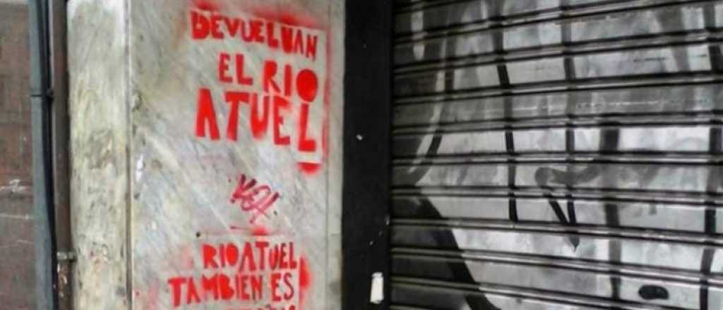 Por el Atuel escrachan la casa de Mendoza en Buenos Aires