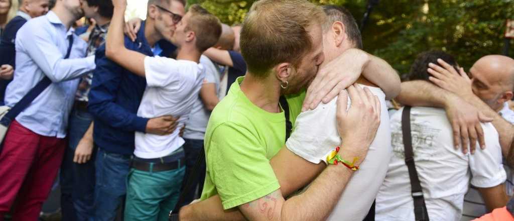 La comunidad gay de San Juan organiza "besada masiva" frente a la Central de Policía