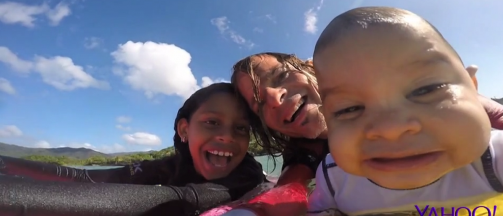 Tiene sólo 9 meses y ya surfea