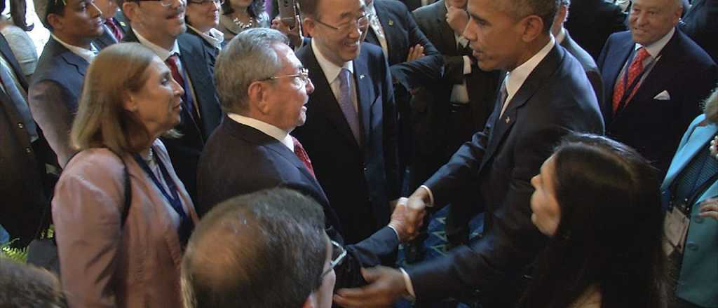 El histórico saludo entre Barack Obama y Raúl Castro
