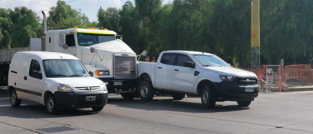 Un camión chileno chocó a alta velocidad a una camioneta en la Costanera