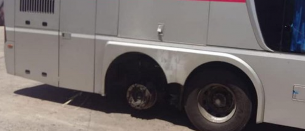 El calor derritió el neumático de un micro que salió desde Mendoza