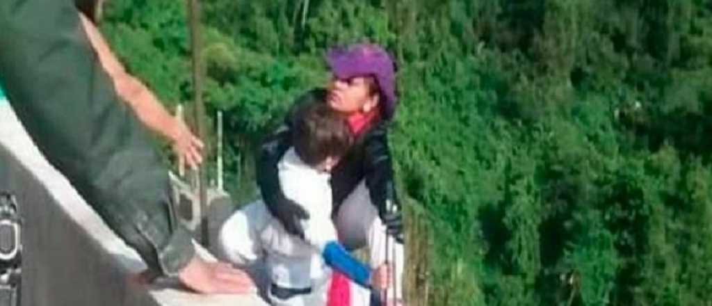 La carta suicida de la mujer que se tiró de un puente con su hijo en Colombia