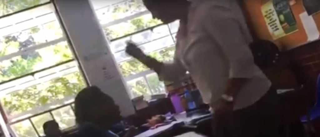 Video: docente golpea a una alumna por usar el celular en clase