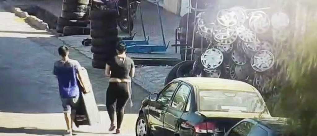 Video: una pareja escapaba con un equipo de m&uacute;sica robado y los detuvieron