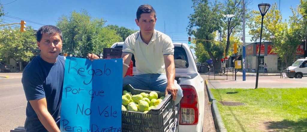 Productores regalaron frutas en Tunuyán como forma de reclamo