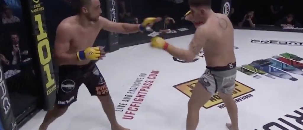 Video: impactante sonido del hueso un luchador al romperse