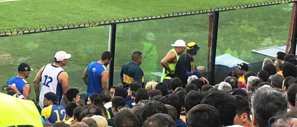Aseguran que la barra de Boca cuid&oacute; a Angelici de los insultos
