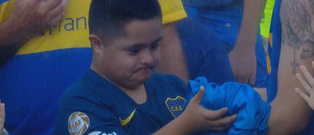 Enojo por los regalos de jugadores de Boca a un nene con síndrome de Down