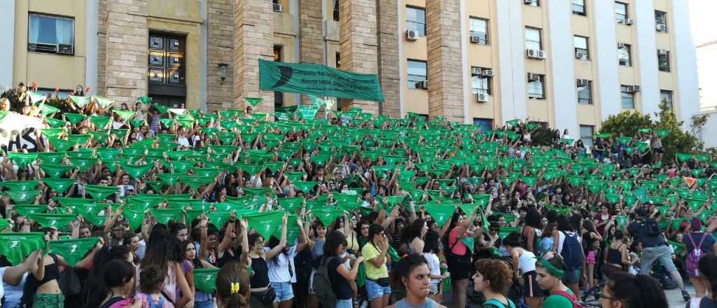 Más de 3.000 mujeres marcharon por el aborto voluntario en Mendoza