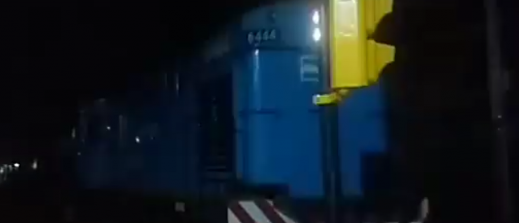 Video: un tren chocó al absurdo semáforo peatonal de Las Heras