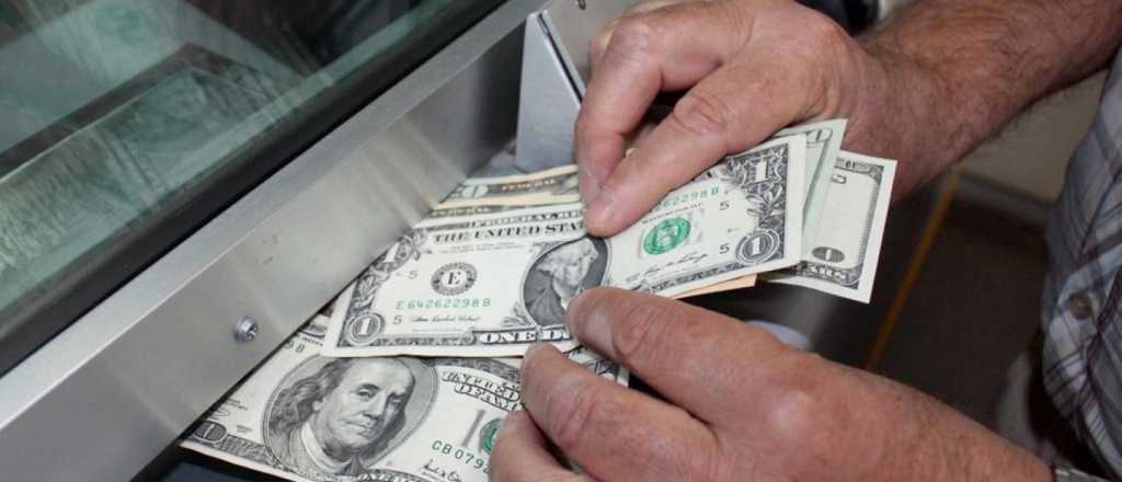 El dólar bajó $4 en la primera semana con control de cambios