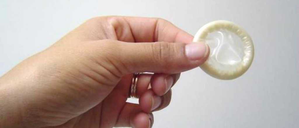 No es chiste: se hizo viral por ponerse un preservativo en el pie