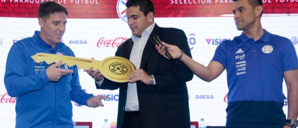 Hicieron tomar terer&eacute; a Berizzo en su asunci&oacute;n como DT de Paraguay