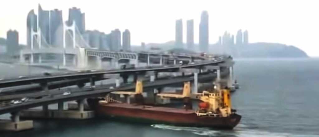 Video: un capitán borracho chocó un barco contra un puente