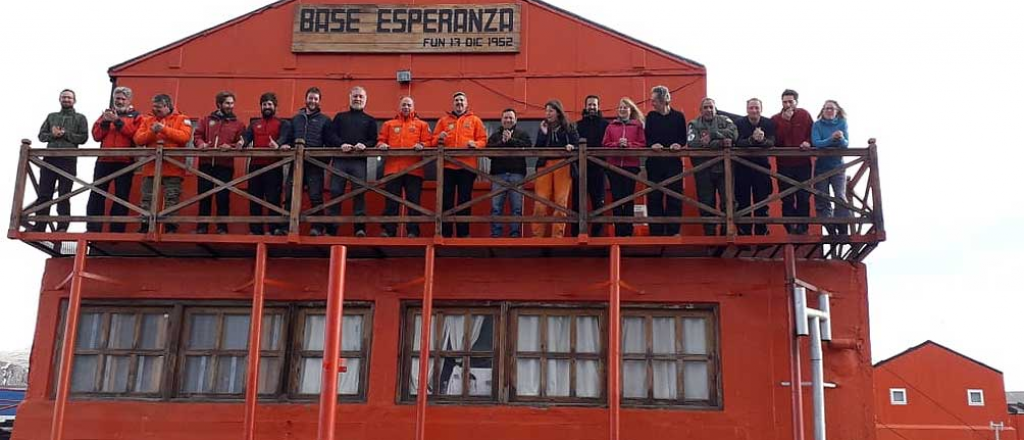 Militares argentinos rescataron a científicos checos varados en la Antártida