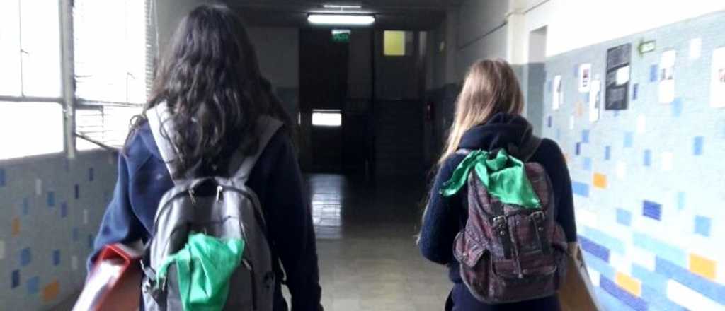 ¿Se puede o no ir con pañuelo verde o celeste a la escuela en Mendoza?