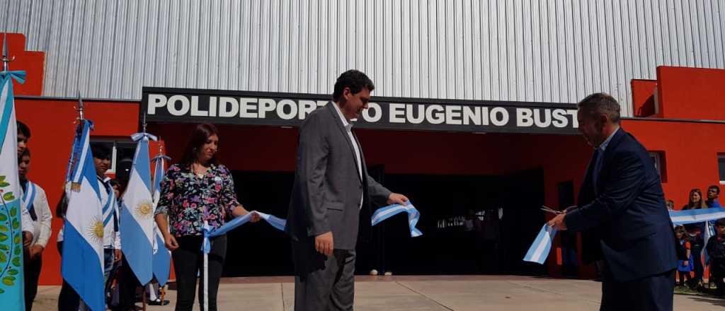 Inauguraron el polideportivo Eugenio Bustos en San Carlos