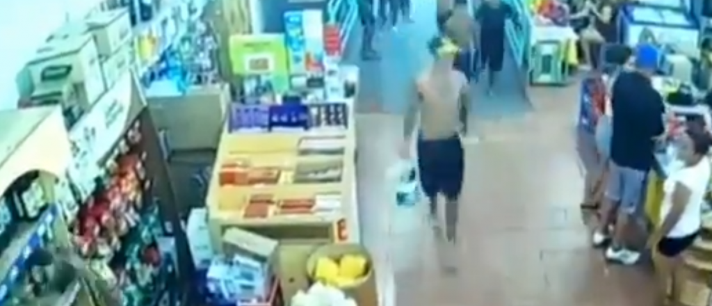 Video: más de 20 personas roban un supermercado en segundos 