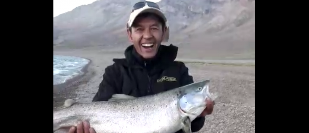 Video: guardaparques pesca en zona prohibida de la Laguna del Diamante