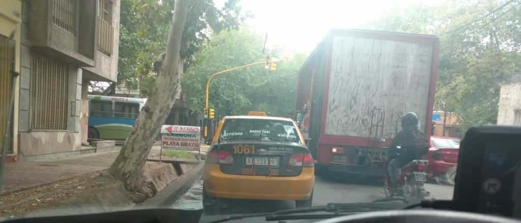 El taxista mendocino que hace trampa y tapa la patente