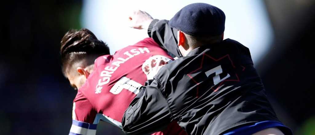 Video: un hincha se metió a la cancha y agredió a un jugador