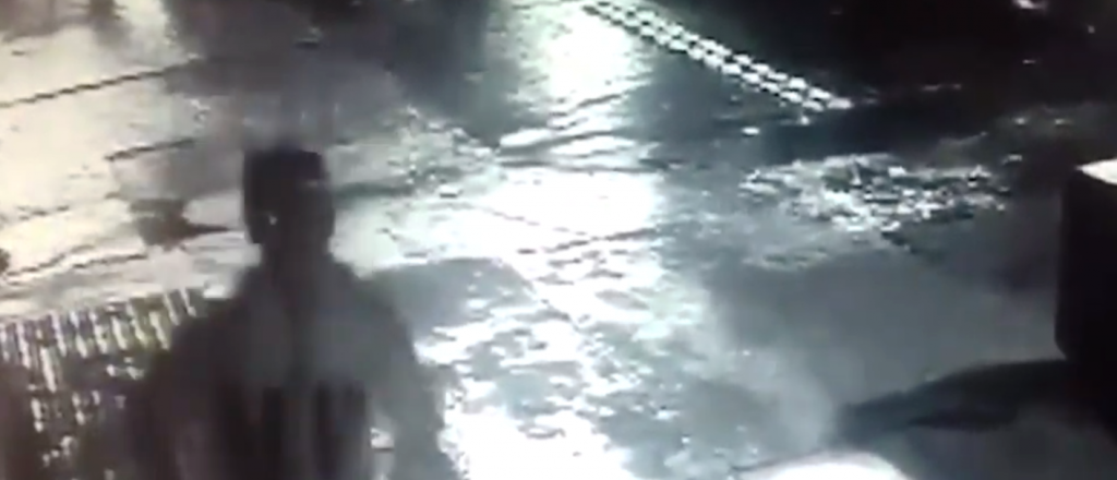 Video: un joven robó una cámara de seguridad en Godoy Cruz