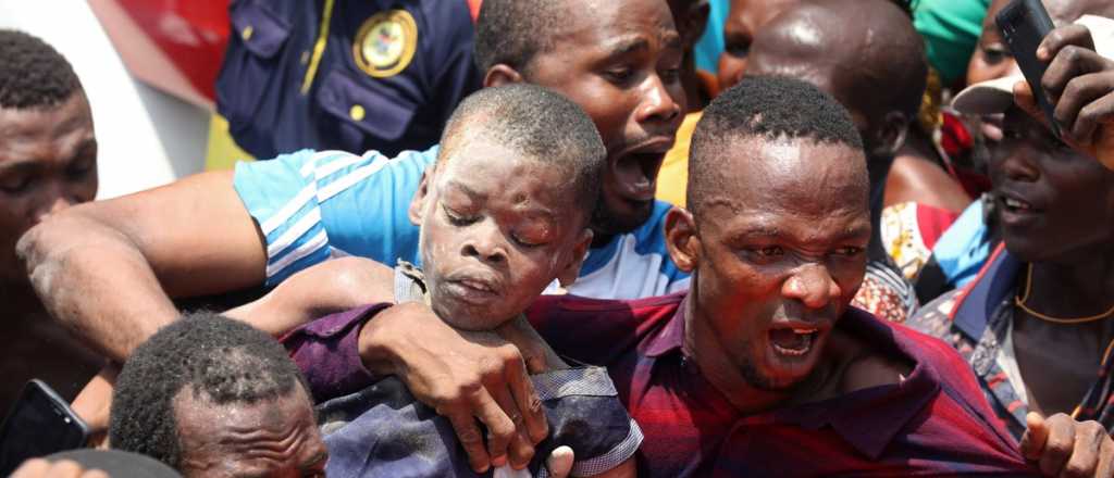 Se derrumb&oacute; una escuela en Nigeria y hay 100 ni&ntilde;os bajo los escombros