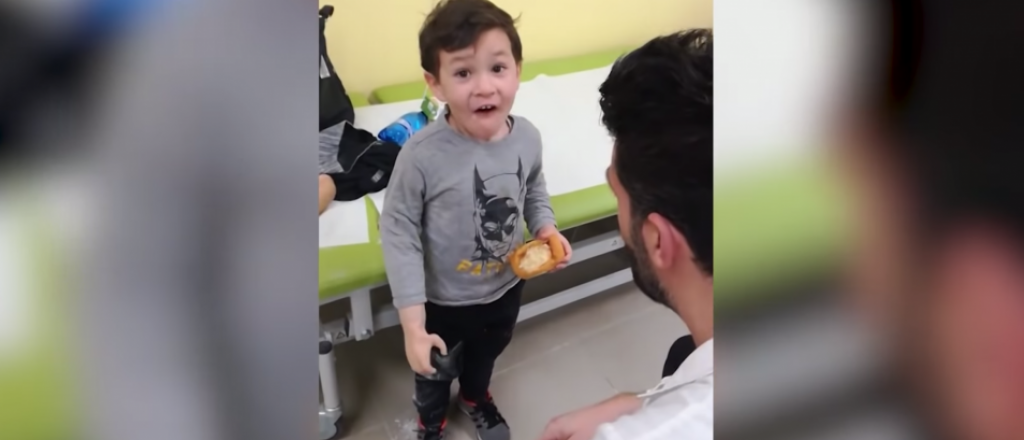 Video: la emoción de un niño al recibir su brazo ortopédico