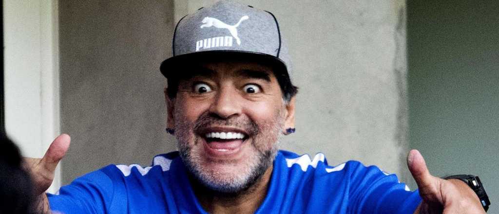 Video: un fanático de Maradona hizo reír a todos en un tren