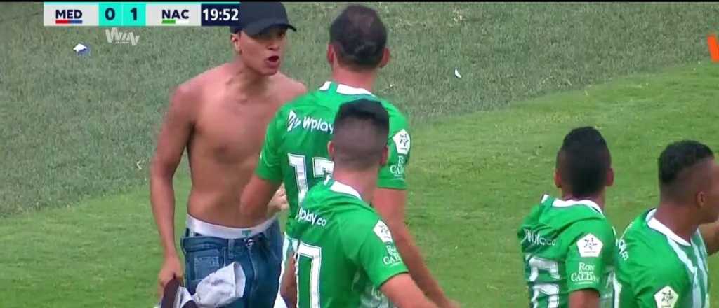Video: un hincha amenazó a un jugador mientras festejaba un gol