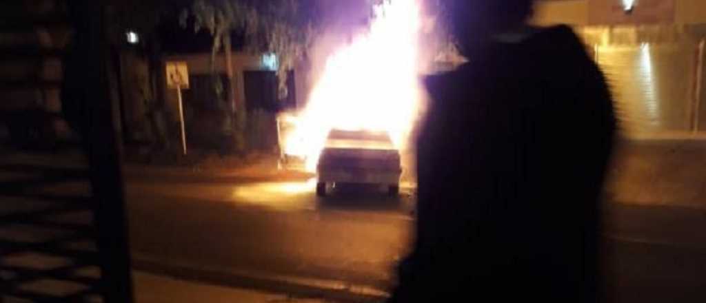 Hombre chocó contra un poste en Dorrego y se le prendió fuego el auto