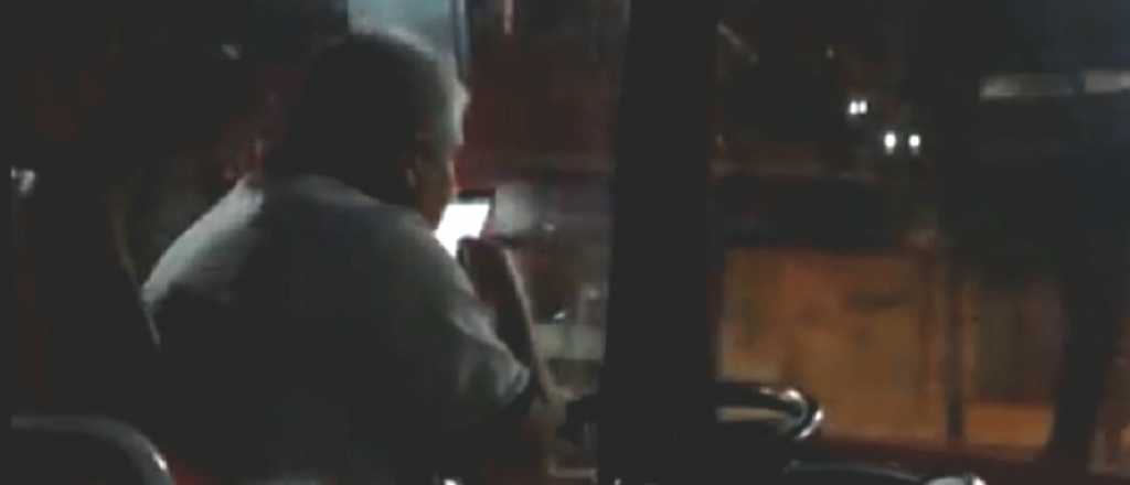 Video: un chofer mendocino maneja chateando con su celular