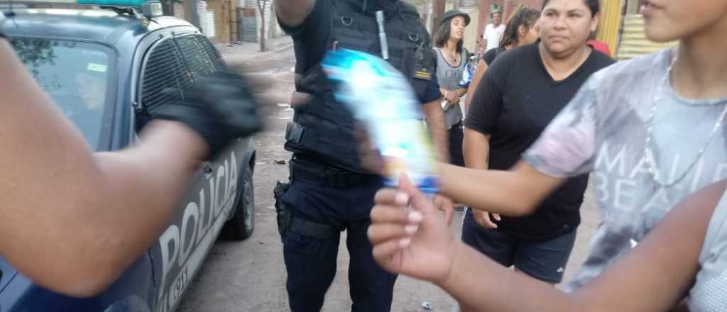 Policías apedreados, repartieron leche en el Campo Papa