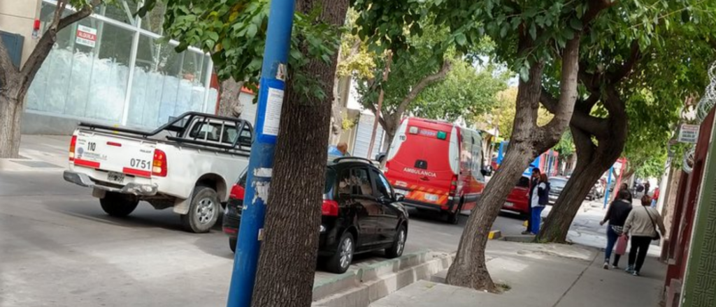 Una ambulancia quedó trabada por el MetroBus en Godoy Cruz