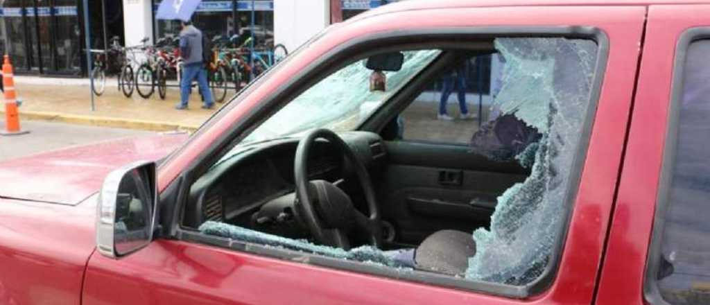 Una mujer trans sanjuanina destrozó la camioneta de un cliente y atacó a policías