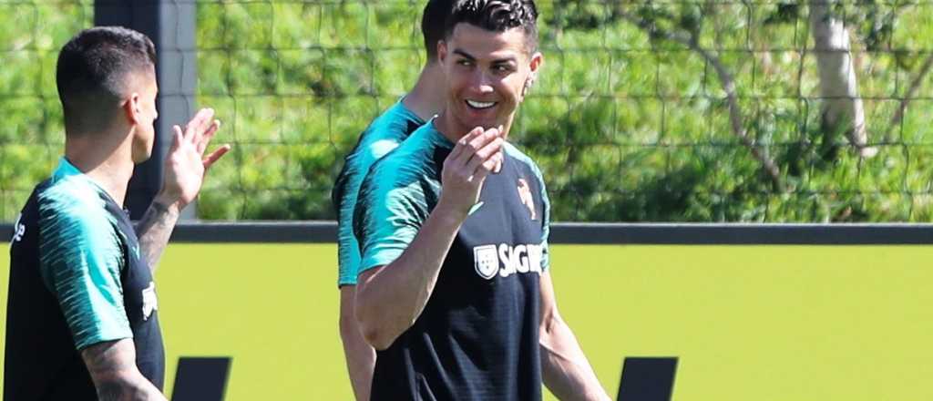 Video: la divertida broma de Cristiano Ronaldo mientras firmaba una camiseta