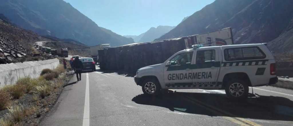 Un camión volcó en la ruta 7 en Polvaredas y el tránsito estuvo cortado